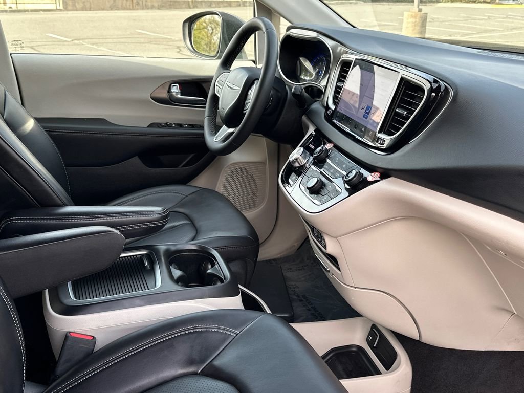 Used 2023 Chrysler Pacifica Touring-L image 14