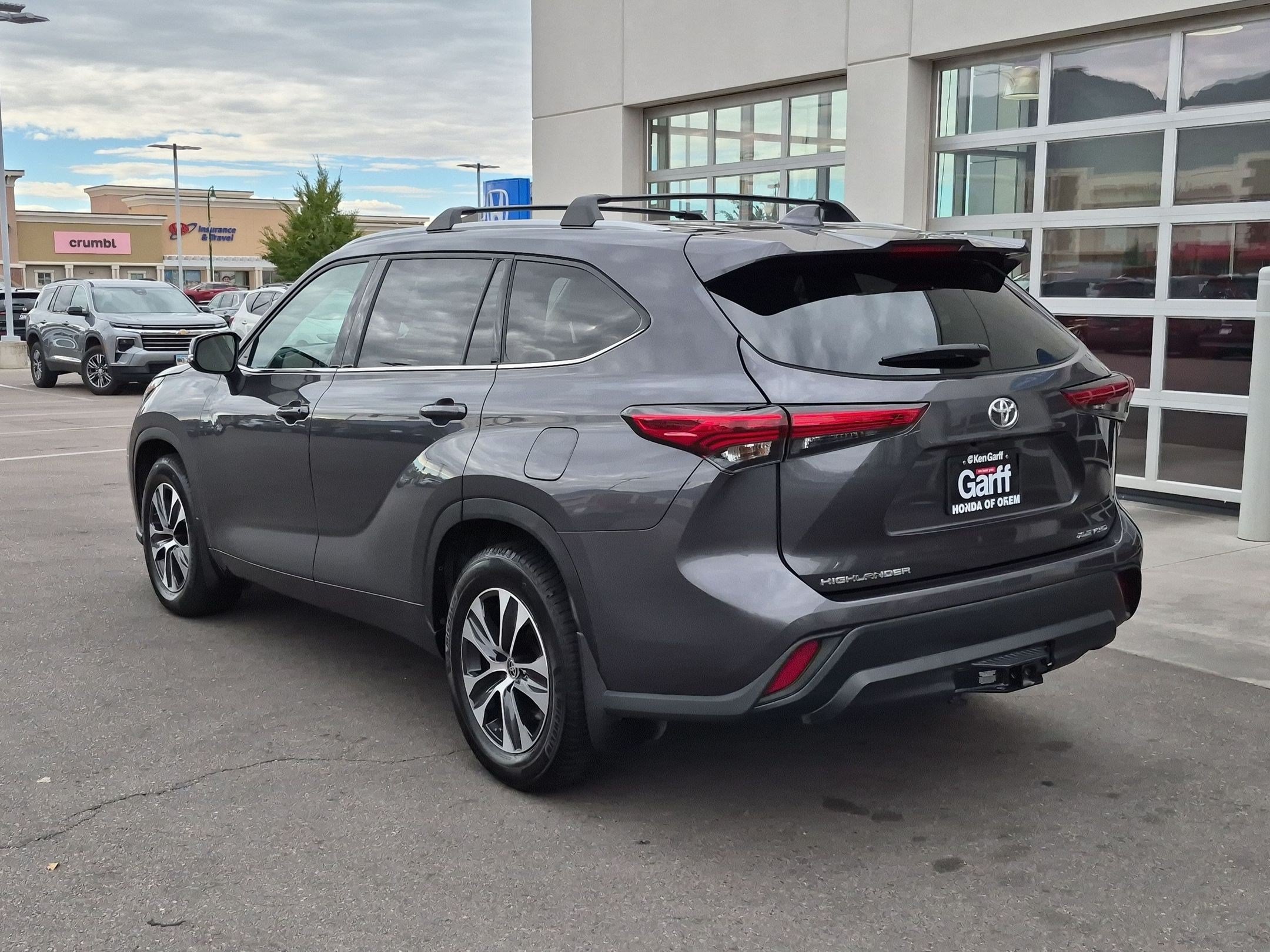 Used 2022 Toyota Highlander XLE AWD/4WD image 8