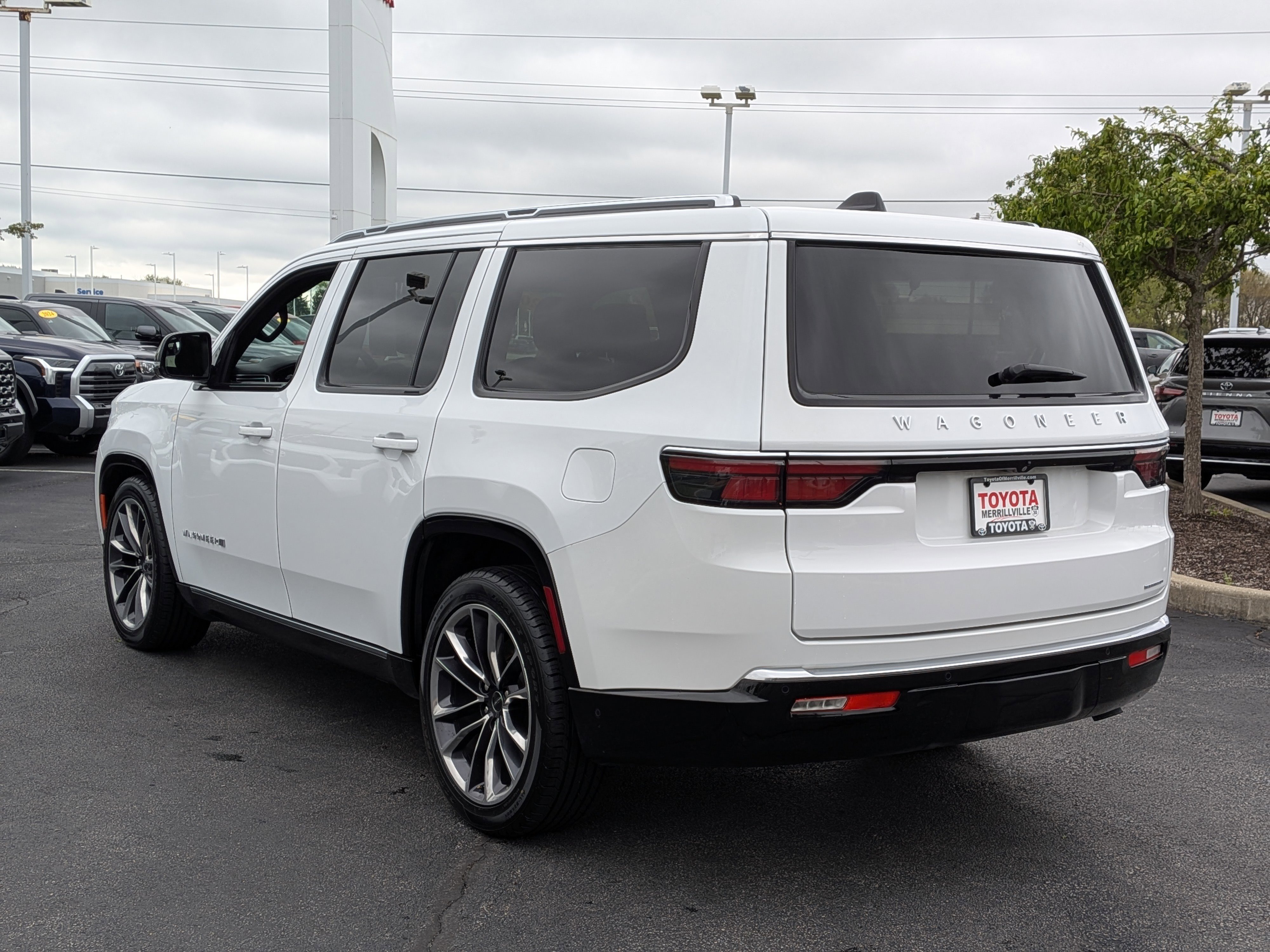 Used 2024 Jeep Wagoneer Series III w/ Premium Group I AWD/4WD image 6