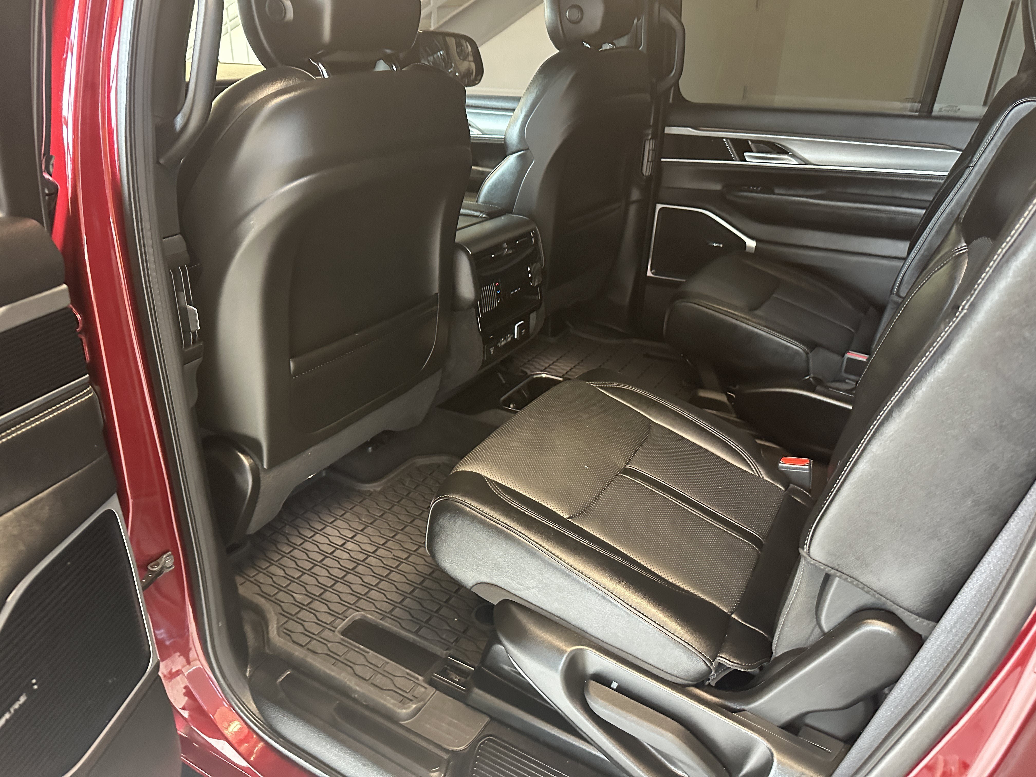 Used 2024 Jeep Wagoneer Series II AWD/4WD image 10