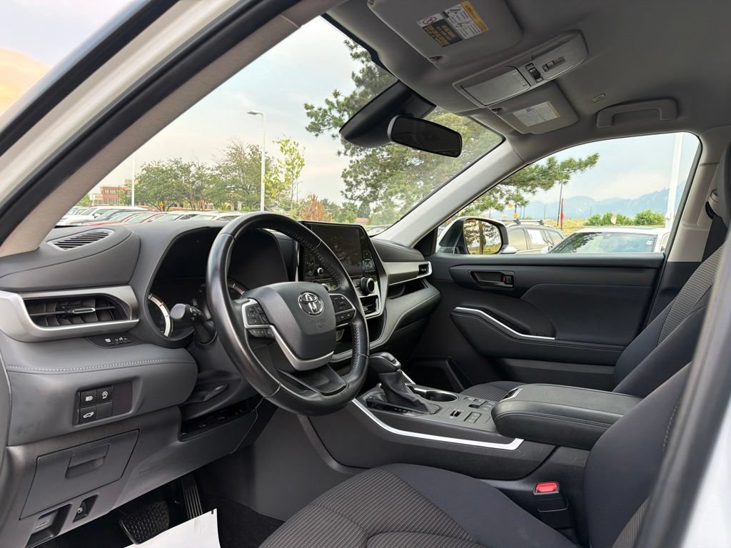 Used 2024 Toyota Highlander LE AWD/4WD image 25