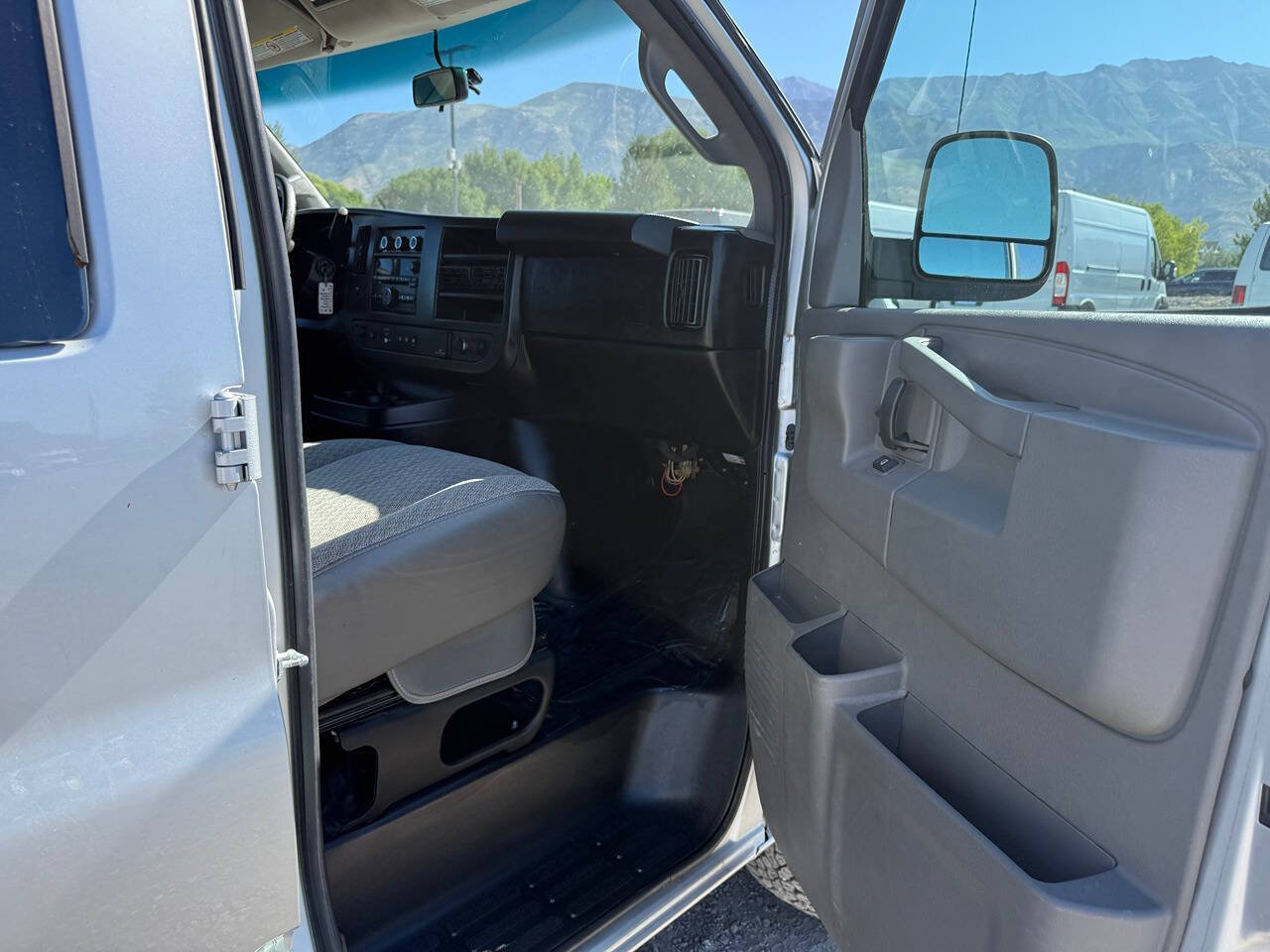 Used 2016 GMC Savana 3500 LT w/ LT Preferred Equipment Group RWD image 17