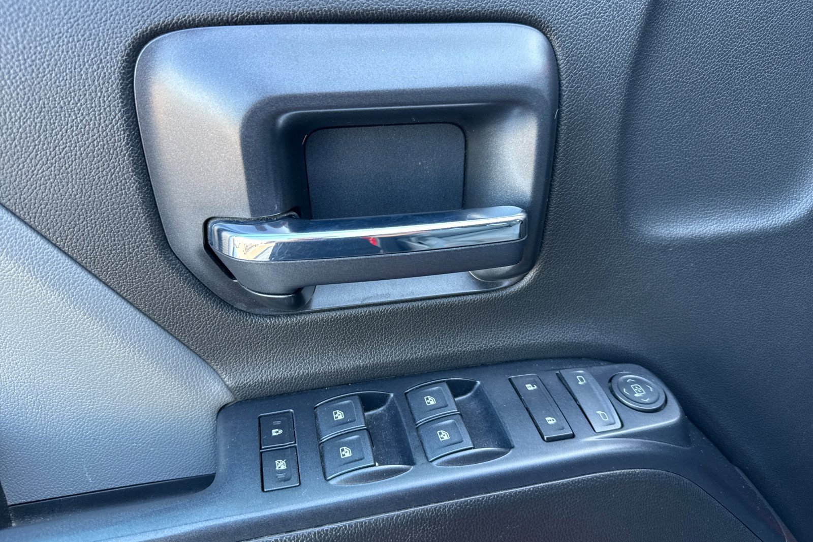 Used 2018 Chevrolet Silverado 1500 Custom w/ Custom Value Package image 12