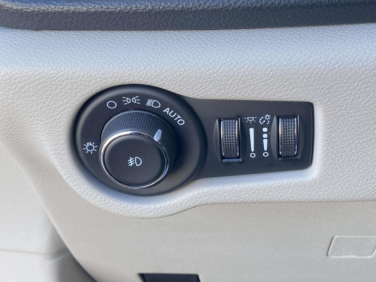 Used 2024 Chrysler Pacifica Limited FWD image 17