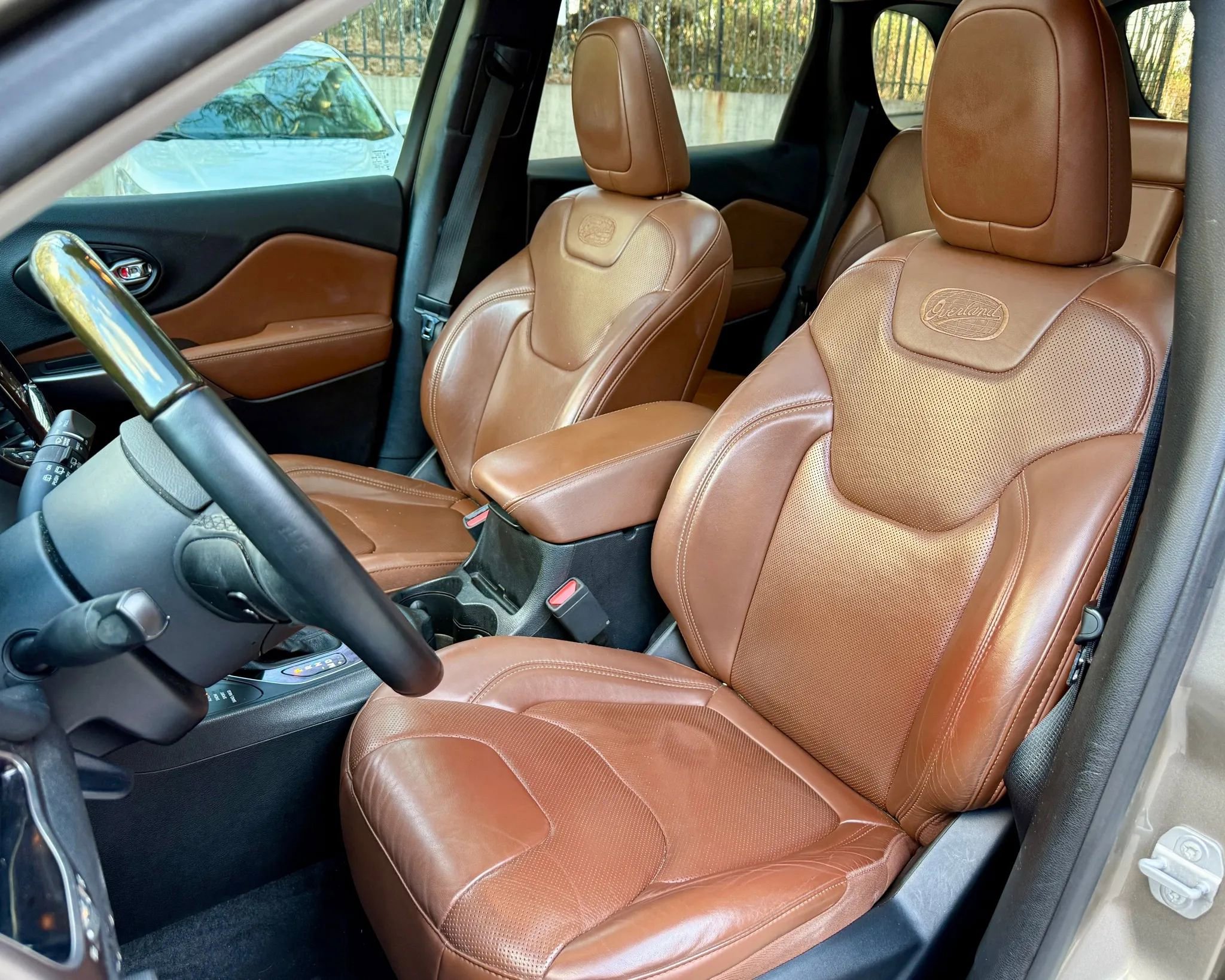 Used 2019 Jeep Cherokee Overland w/ Technology Group AWD/4WD image 11