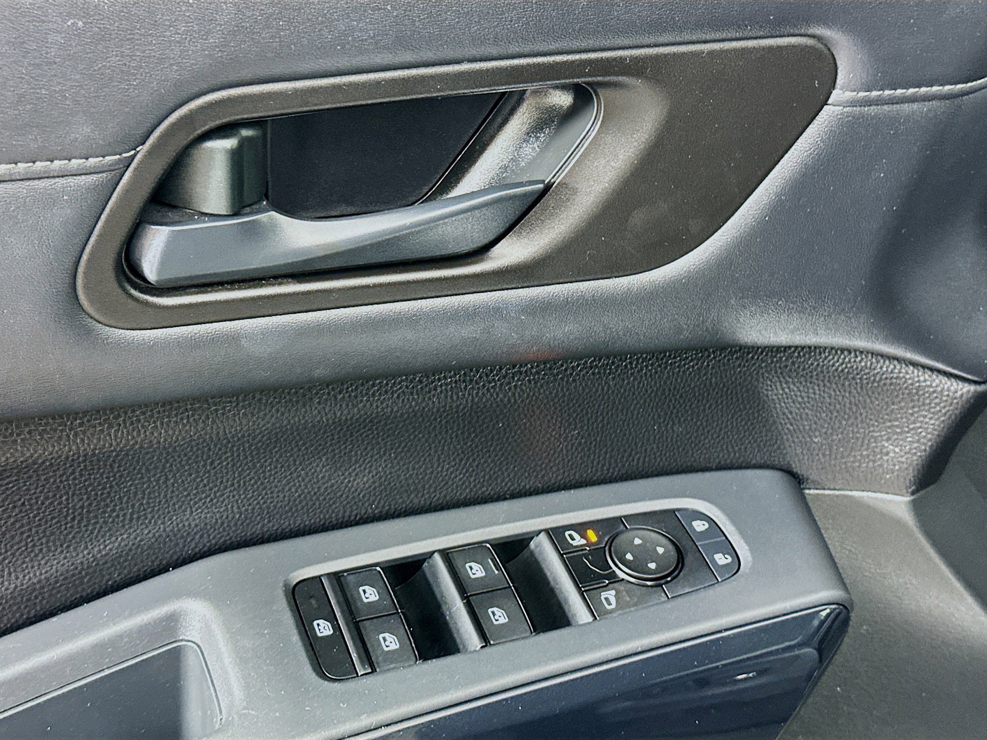 Used 2024 Nissan Pathfinder SV image 15