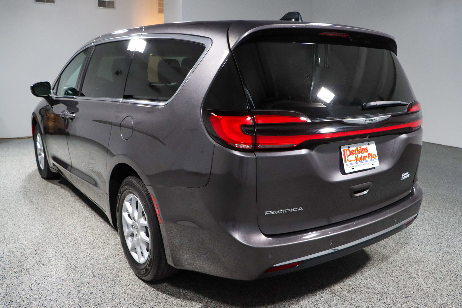Used 2023 Chrysler Pacifica Touring-L FWD image 9