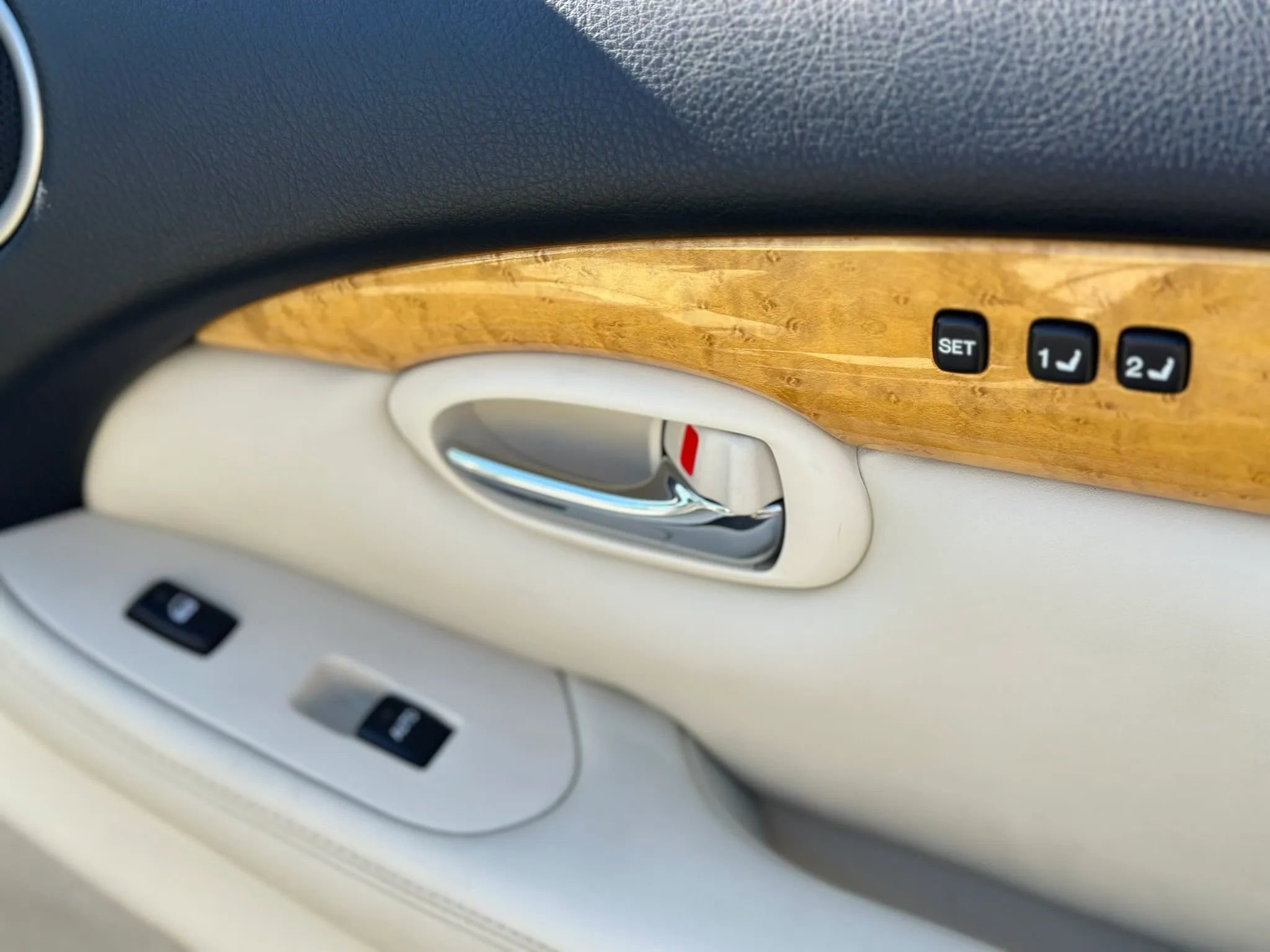 Used 2003 Lexus SC 430 Convertible RWD image 33