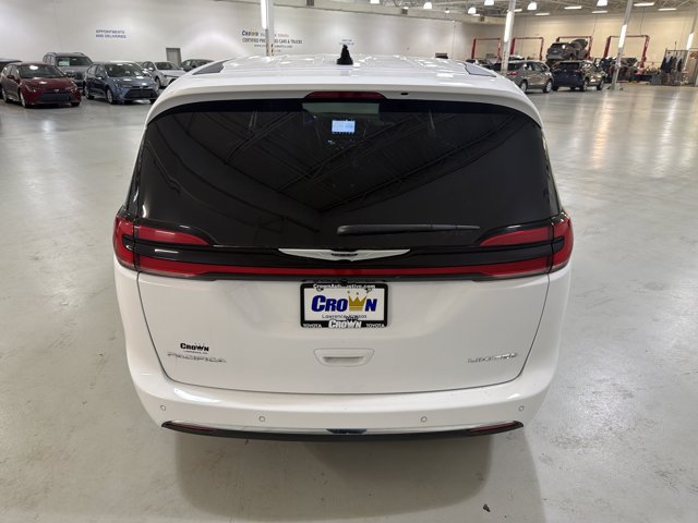 Used 2026 Chrysler Pacifica Limited FWD image 8