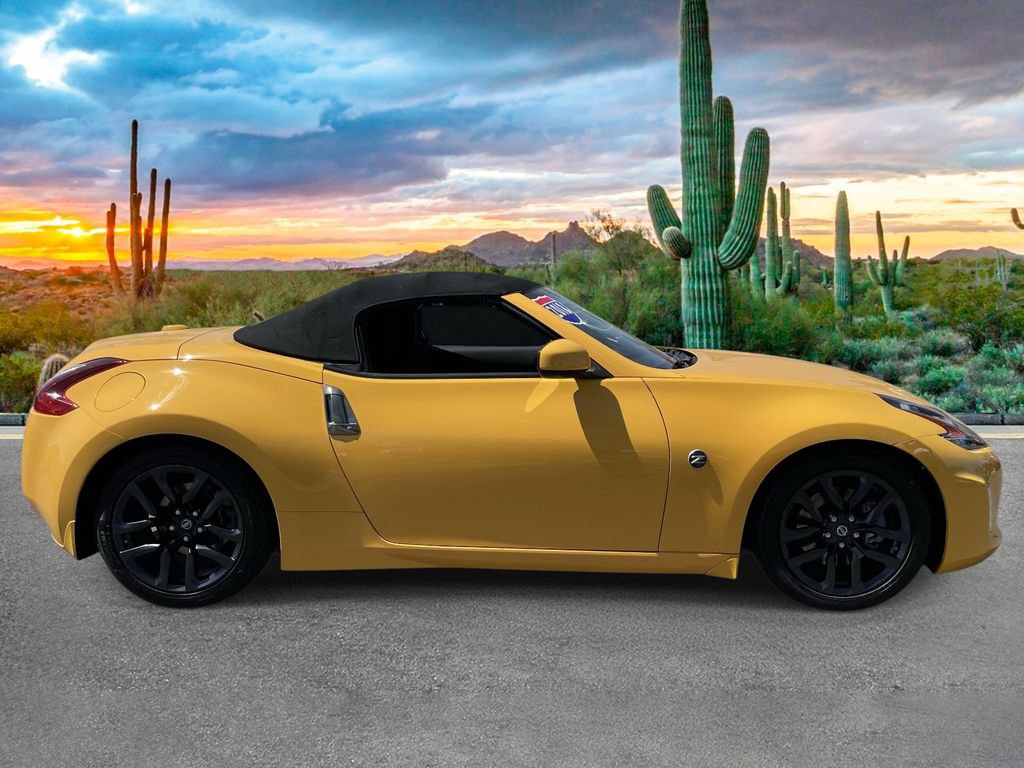 Used 2018 Nissan 370Z Roadster RWD image 2