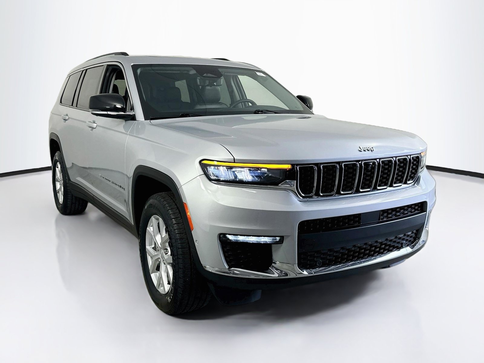 Used 2023 Jeep Grand Cherokee L Limited w/ Luxury Tech Group II RWD image 3