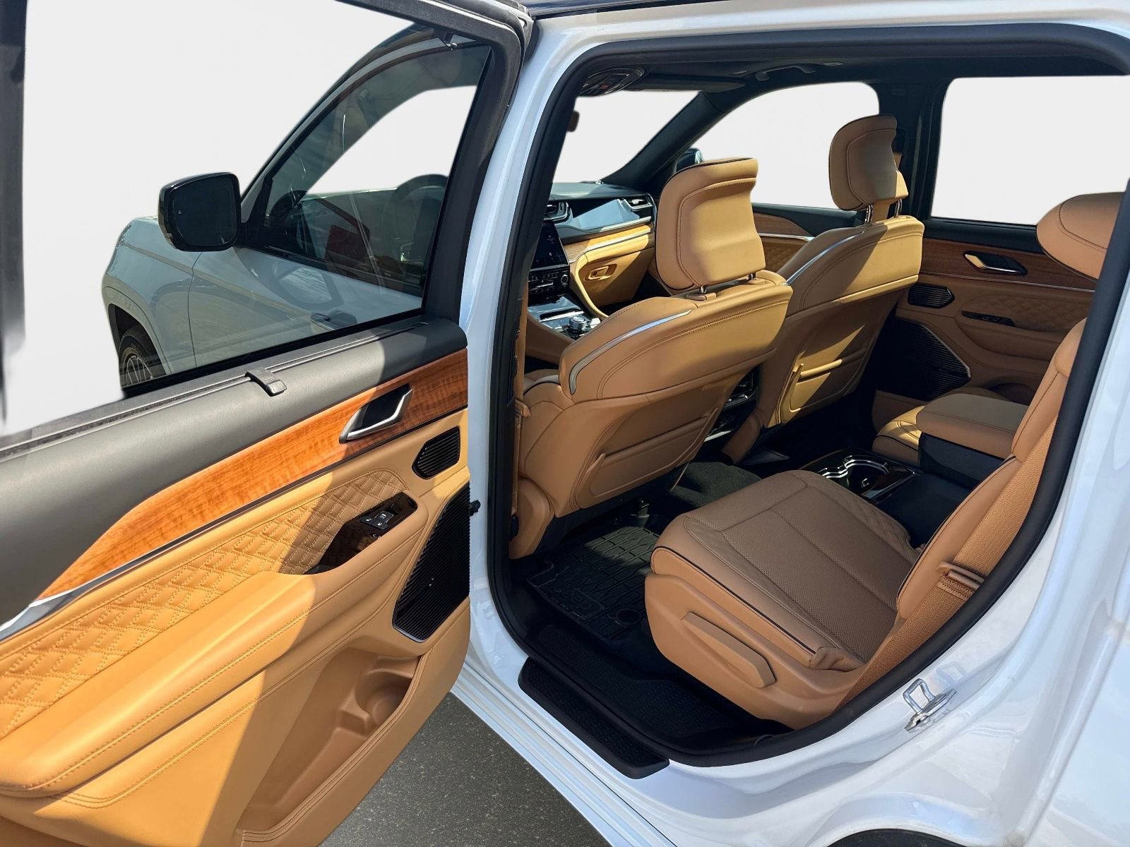 Used 2025 Jeep Grand Cherokee L Summit AWD/4WD image 11