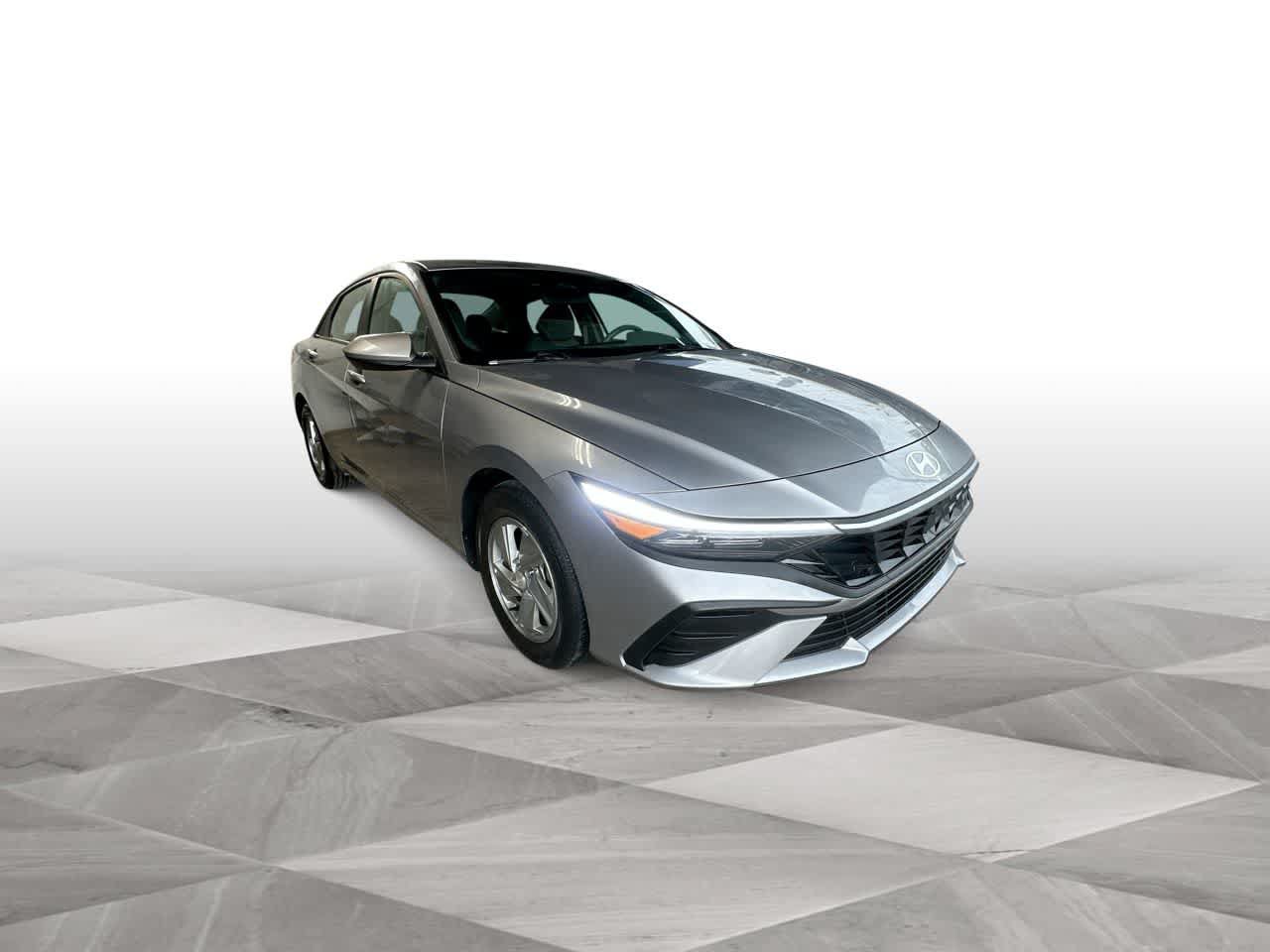 Used 2026 Hyundai Elantra SE FWD image 2