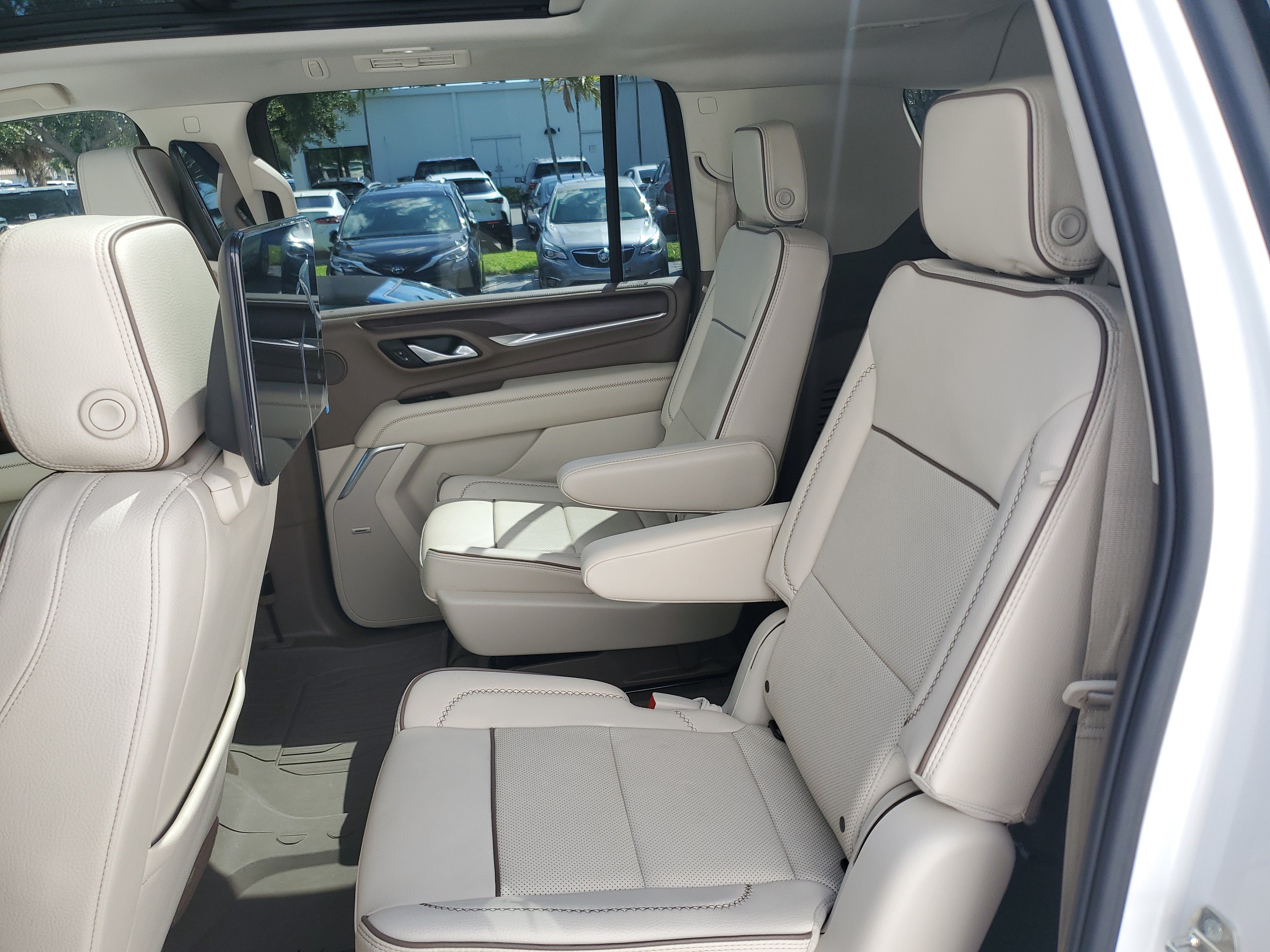 Used 2024 GMC Yukon XL Denali w/ Denali Reserve Package AWD/4WD image 13