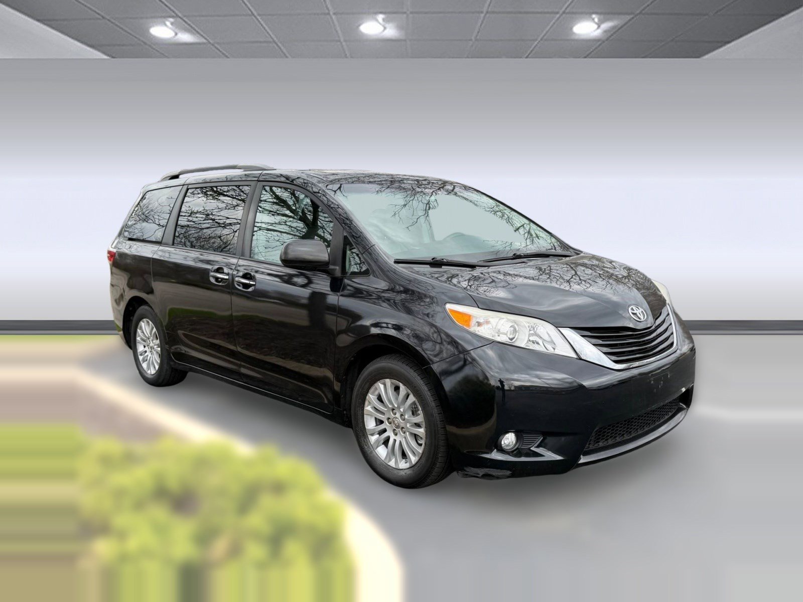 Used 2016 Toyota Sienna XLE image 5