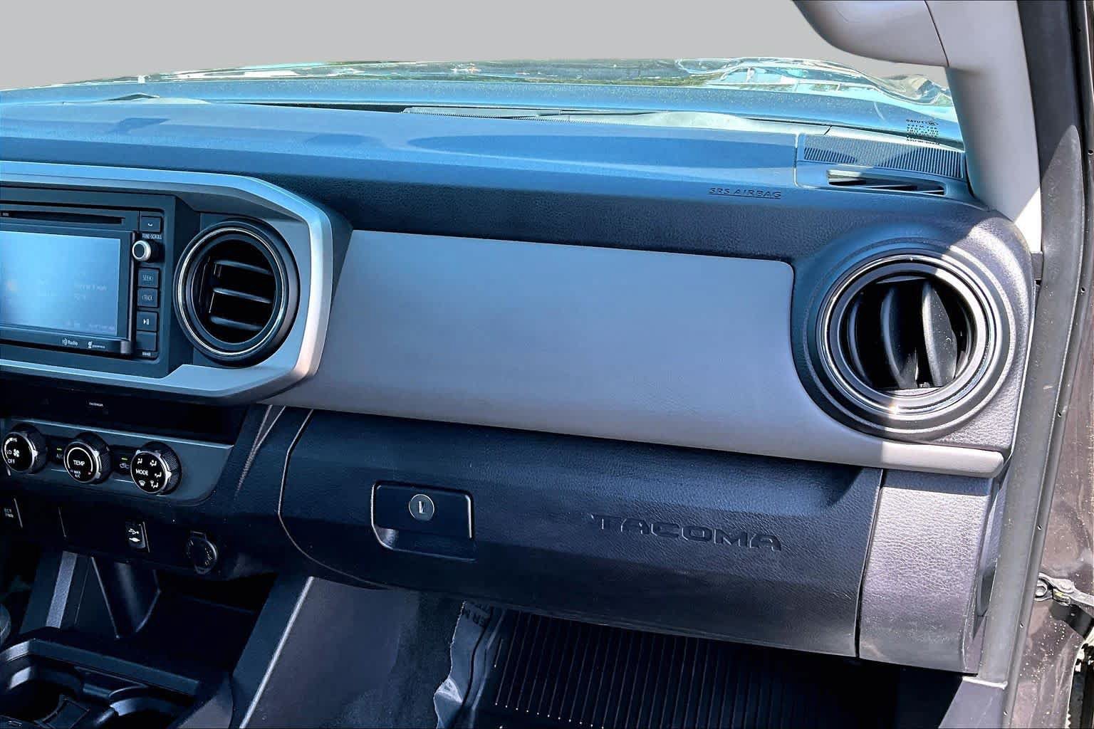 Used 2017 Toyota Tacoma SR5 AWD/4WD image 18