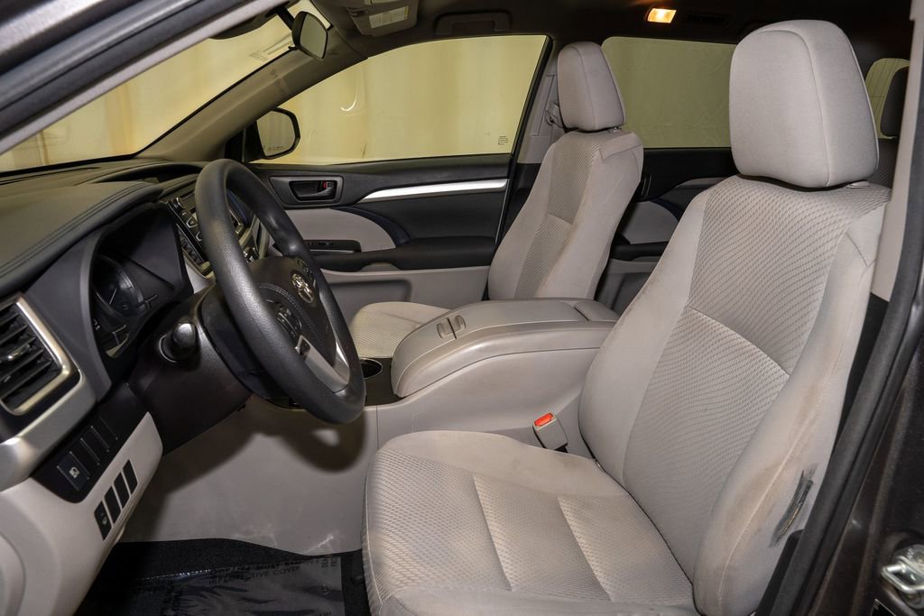 Used 2017 Toyota Highlander LE image 11