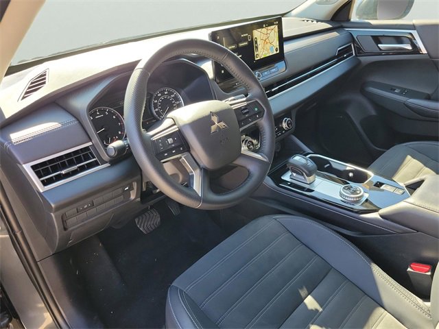 Used 2025 Mitsubishi Outlander SE image 16