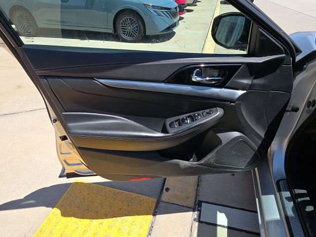 Used 2023 Nissan Maxima SV w/ Floor Mat Group FWD image 11