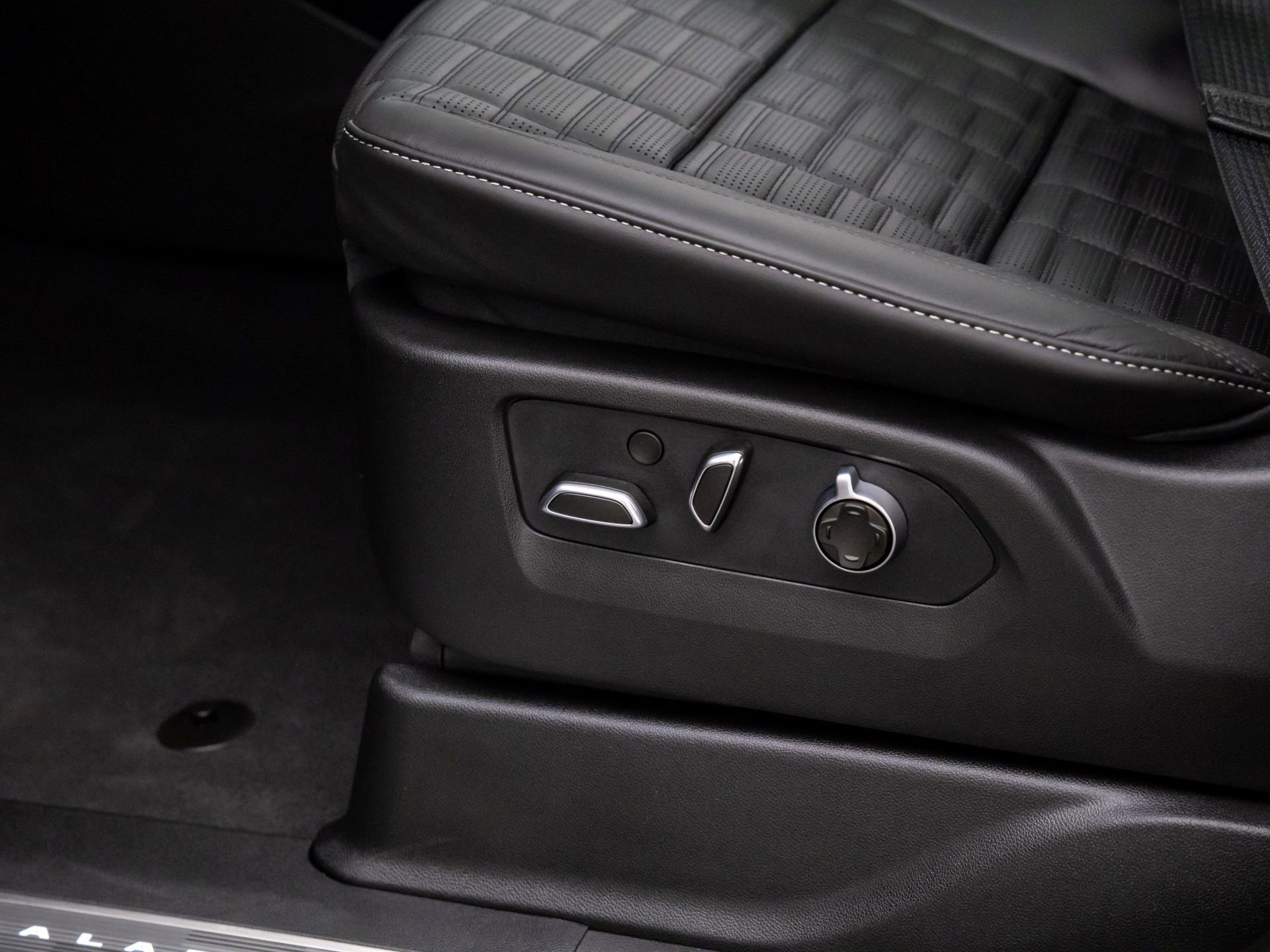 New 2026 Cadillac Escalade Platinum Sport w/ LPO, ONYX Package image 15