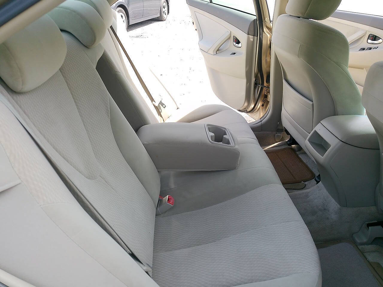 Used 2010 Toyota Camry LE FWD image 27