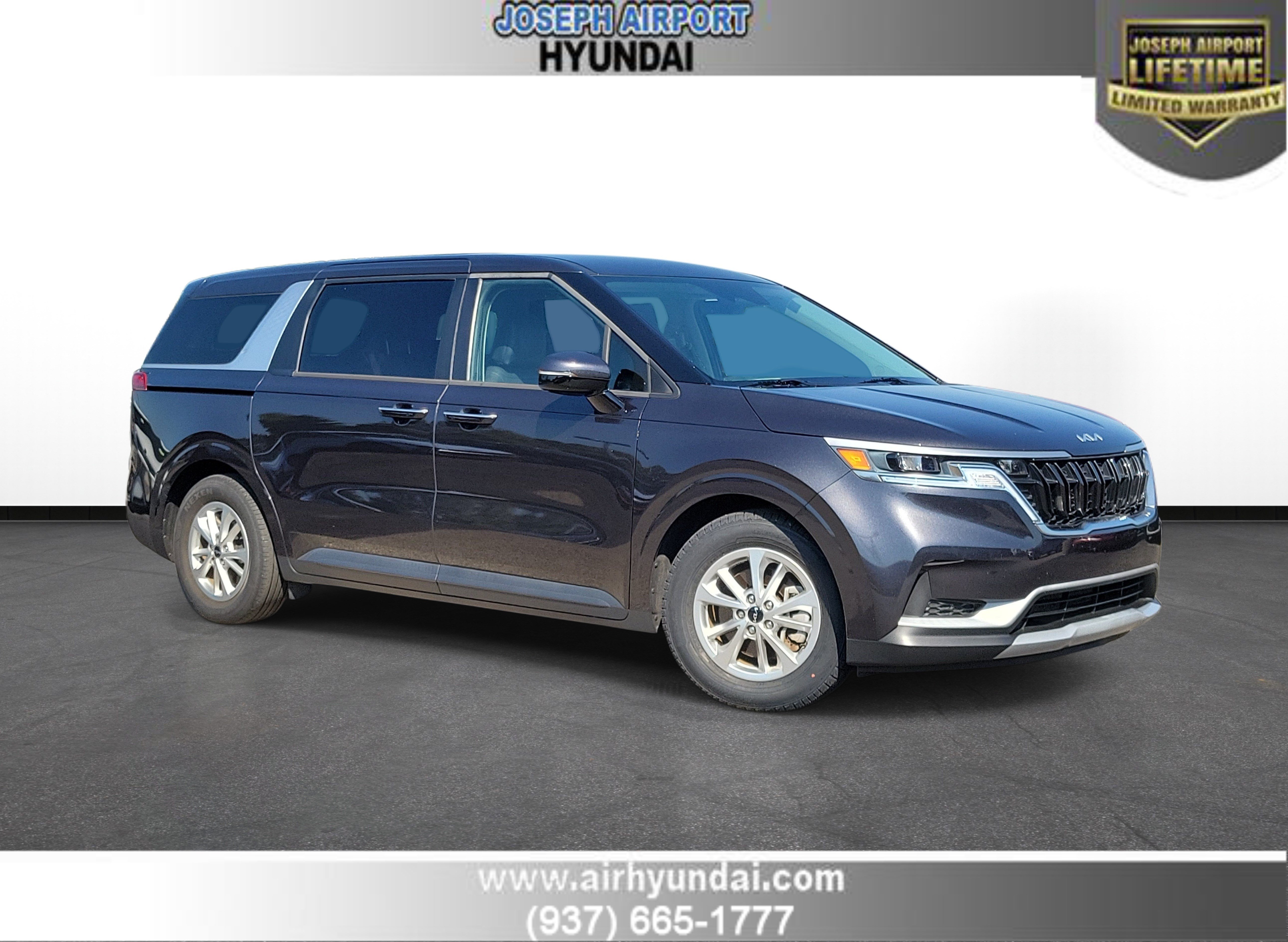 Used 2023 Kia Carnival LX FWD image 1