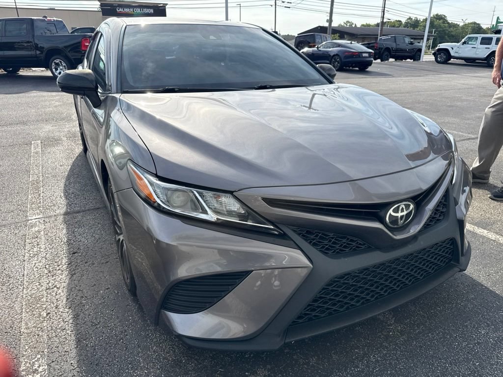 Used 2018 Toyota Camry SE FWD image 3