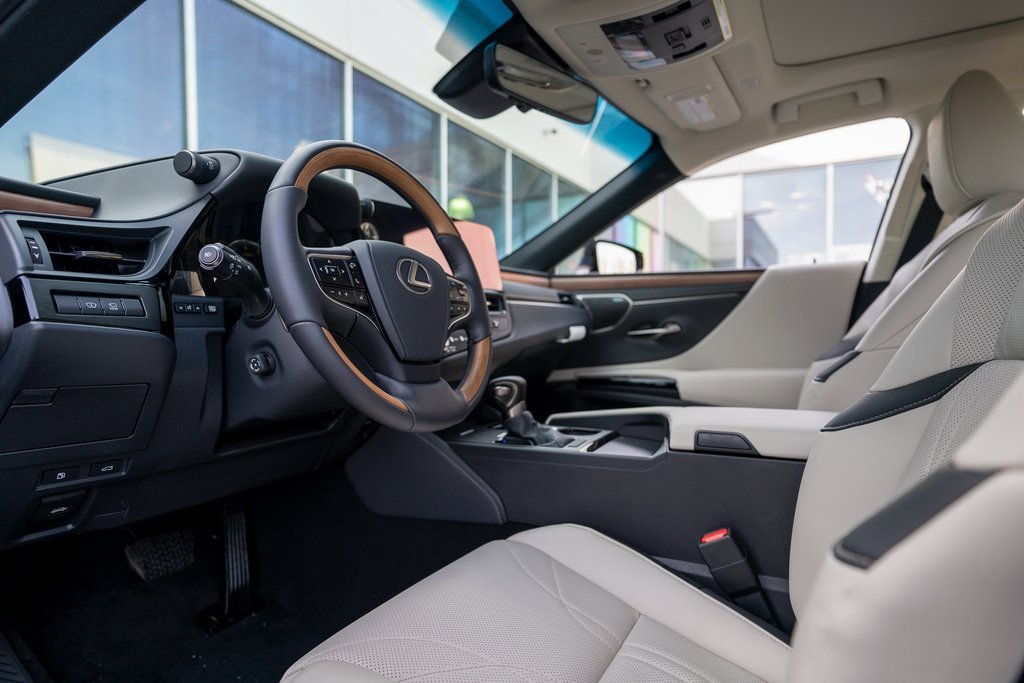 New 2025 Lexus ES 350 Ultra Luxury image 4