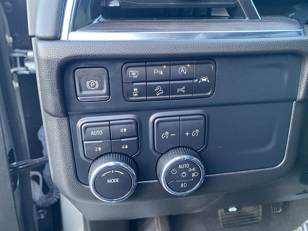 Used 2025 Chevrolet Suburban Z71 AWD/4WD image 24