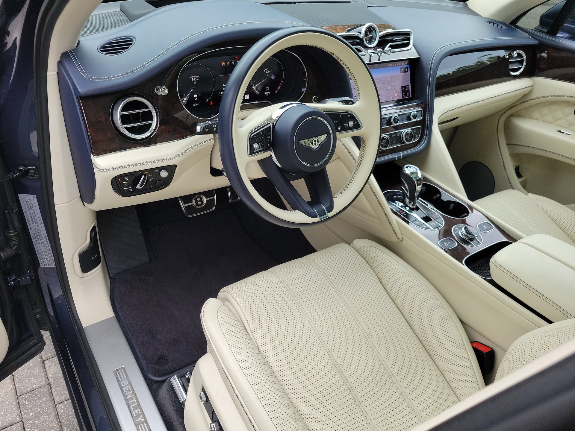 Certified 2022 Bentley Bentayga AWD/4WD image 30
