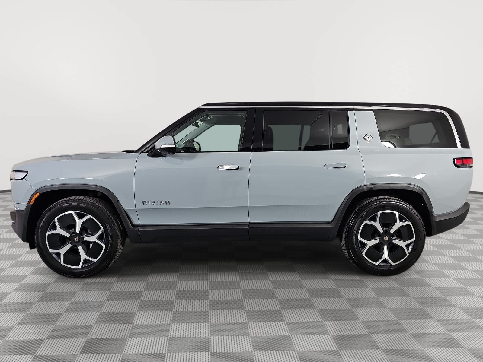 Used 2024 Rivian R1S Adventure Dual AWD/4WD image 5
