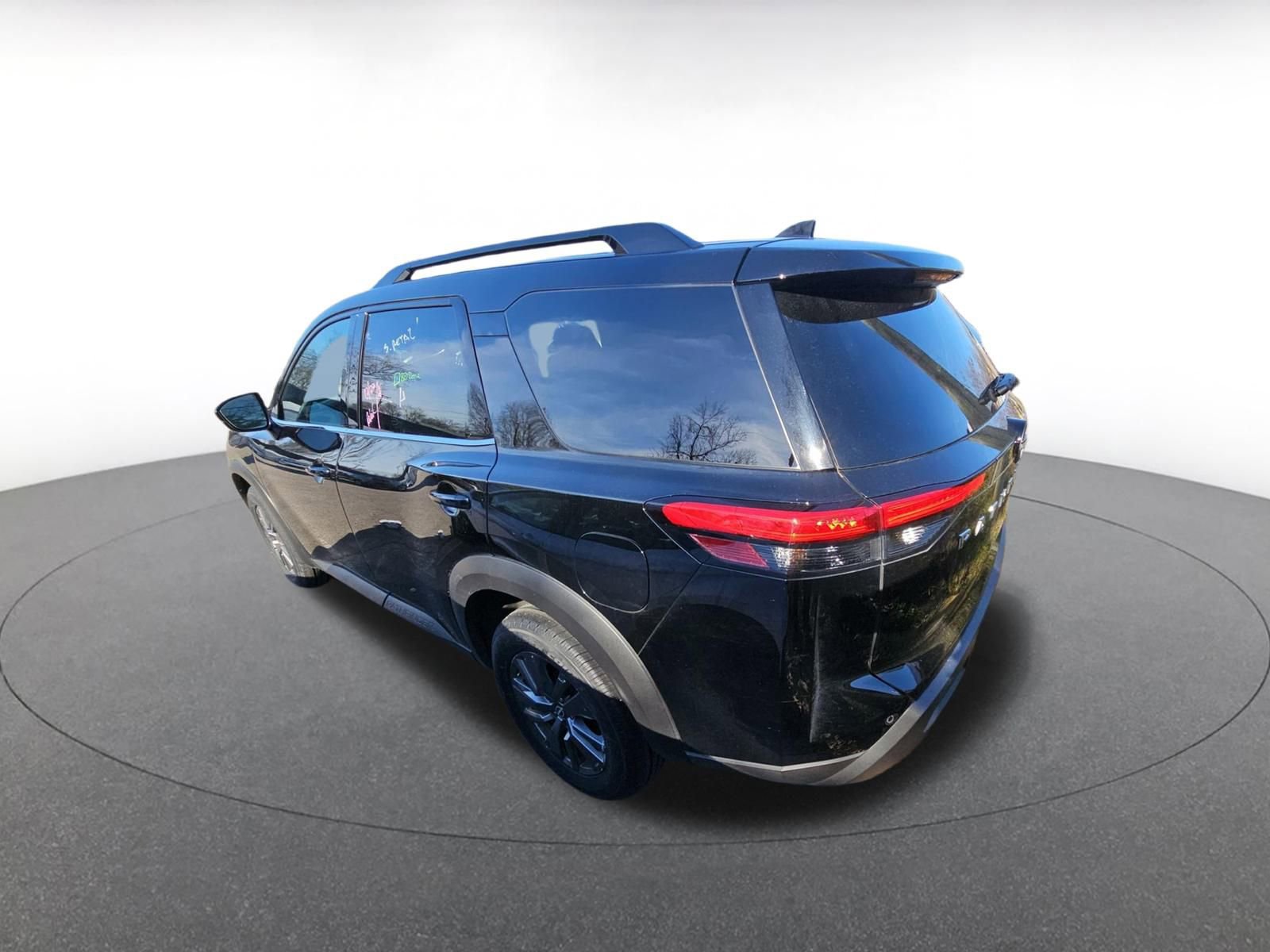 Used 2025 Nissan Pathfinder SV image 4