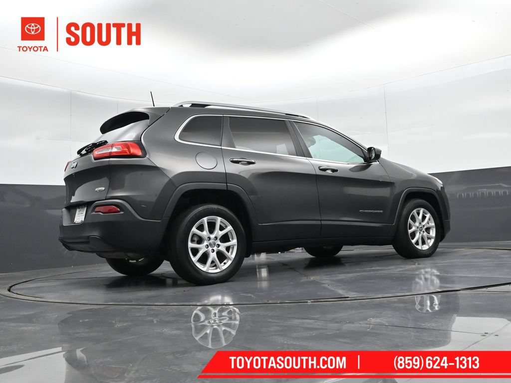 Used 2017 Jeep Cherokee Latitude w/ Comfort & Sound Group FWD image 33