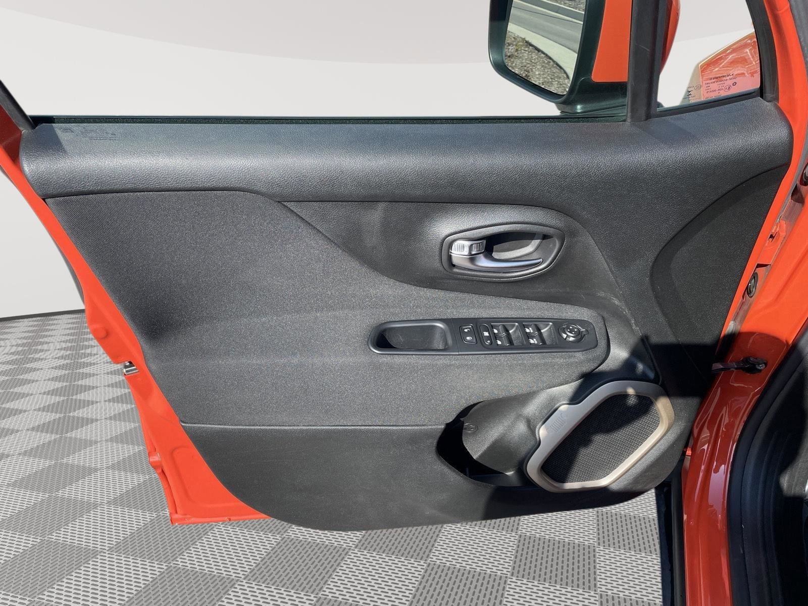 Used 2015 Jeep Renegade Latitude AWD/4WD image 20