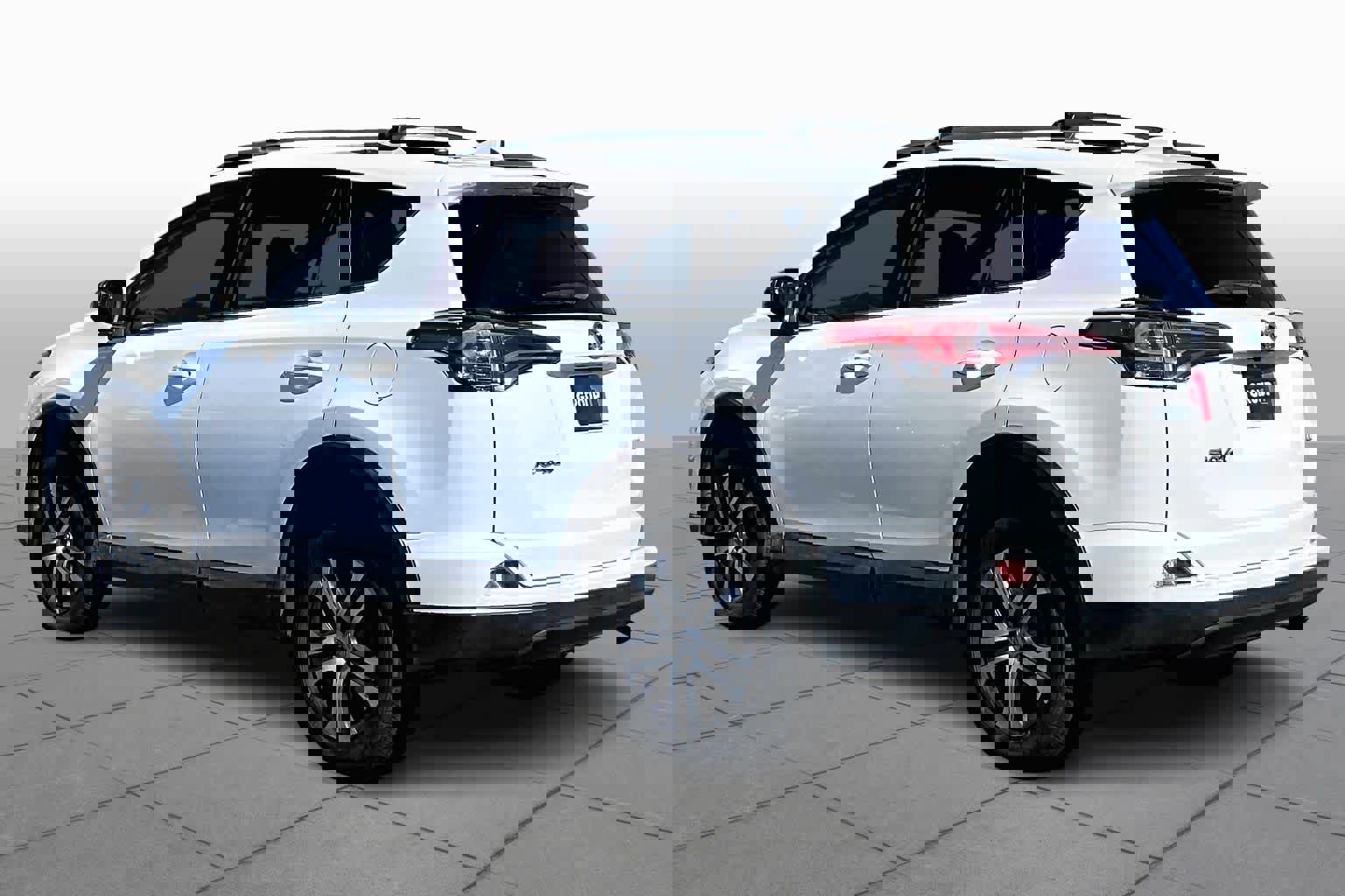 Used 2018 Toyota RAV4 LE w/ Carpet Mat Package image 11