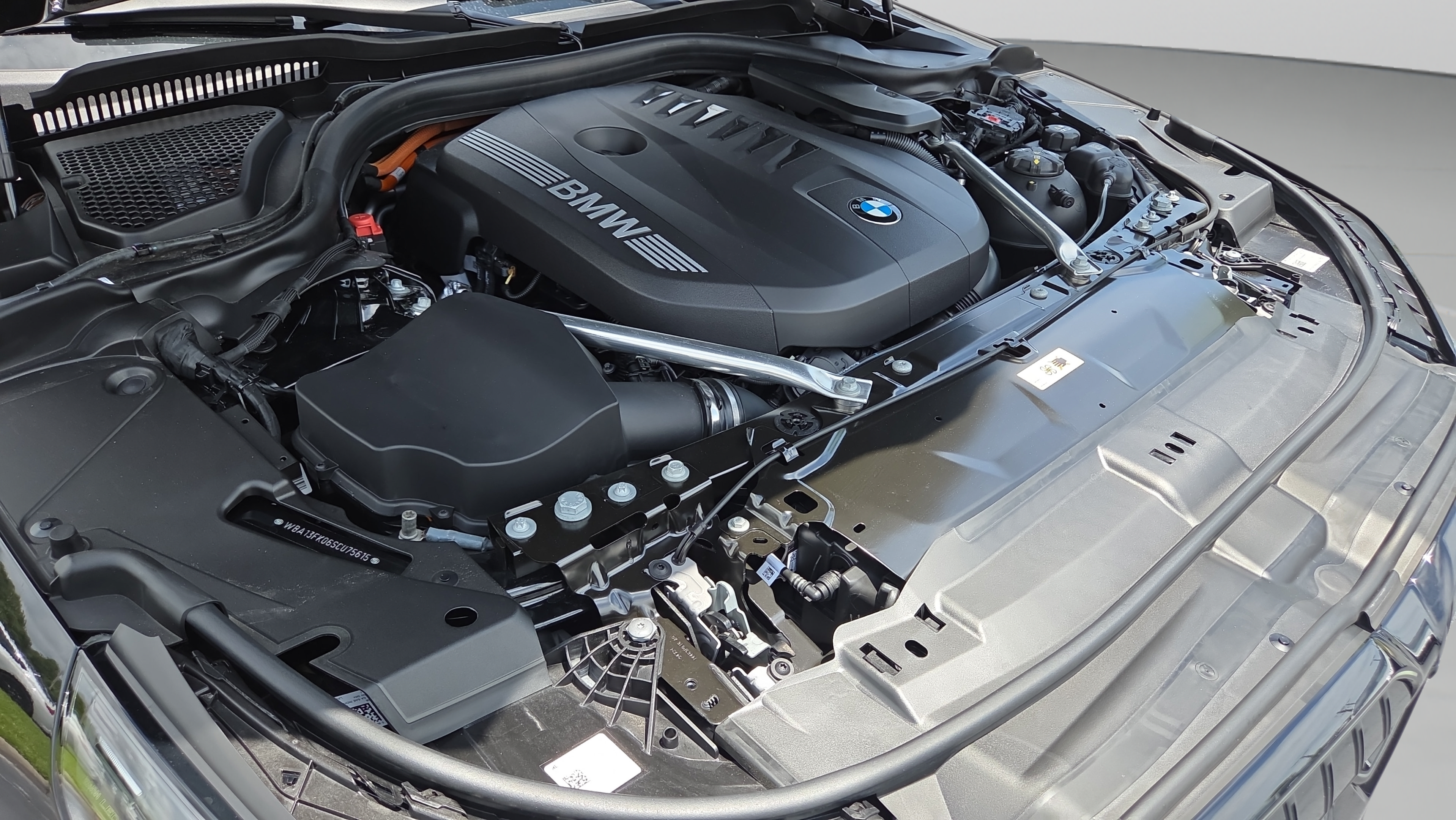 Used 2025 BMW 550e xDrive w/ Premium Package AWD/4WD image 18