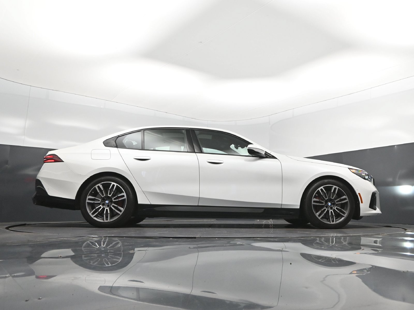 Used 2026 BMW 550e xDrive w/ Premium Package AWD/4WD image 45