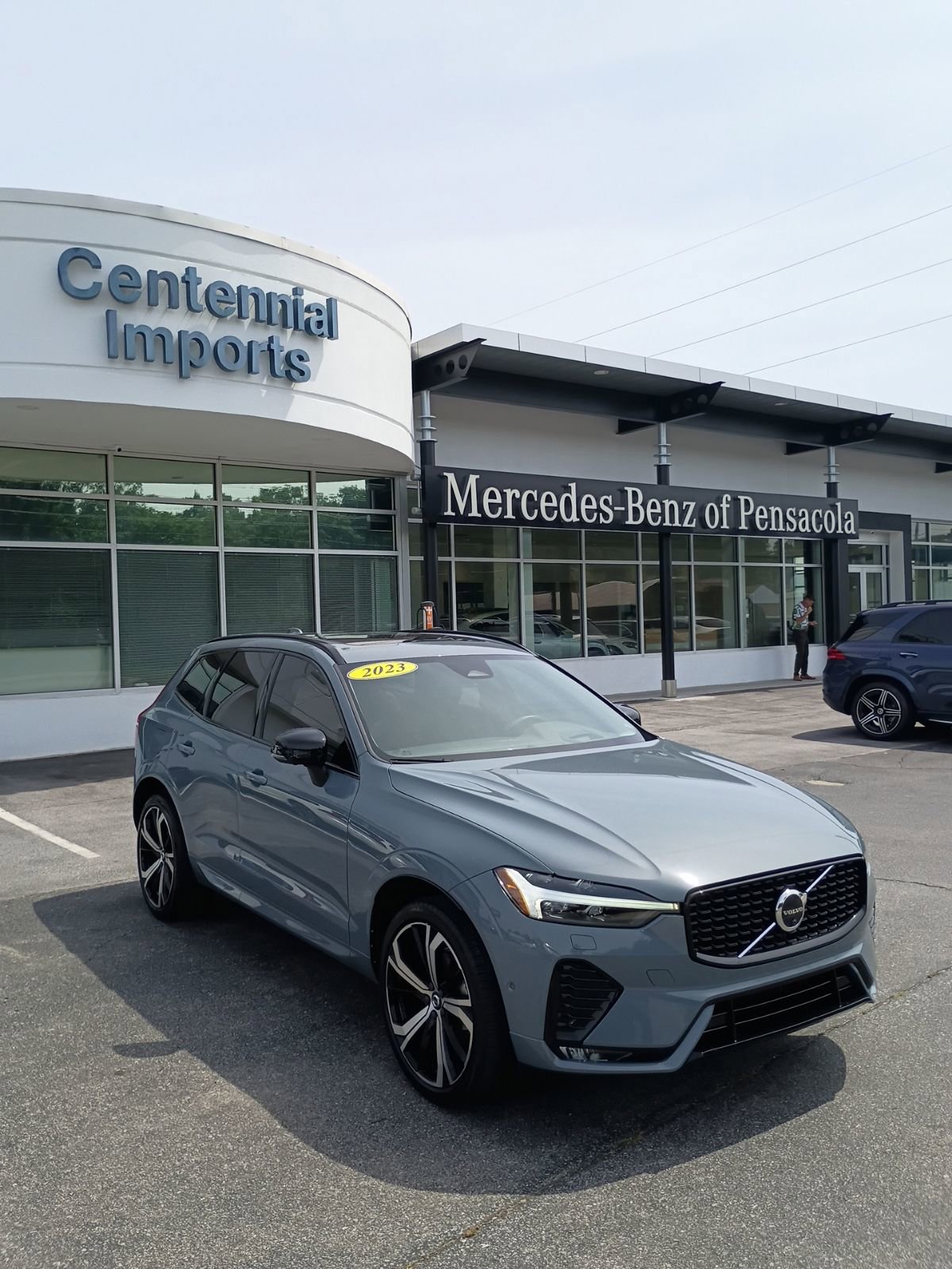 Used 2023 Volvo XC60 B5 Ultimate w/ Climate Package FWD image 1