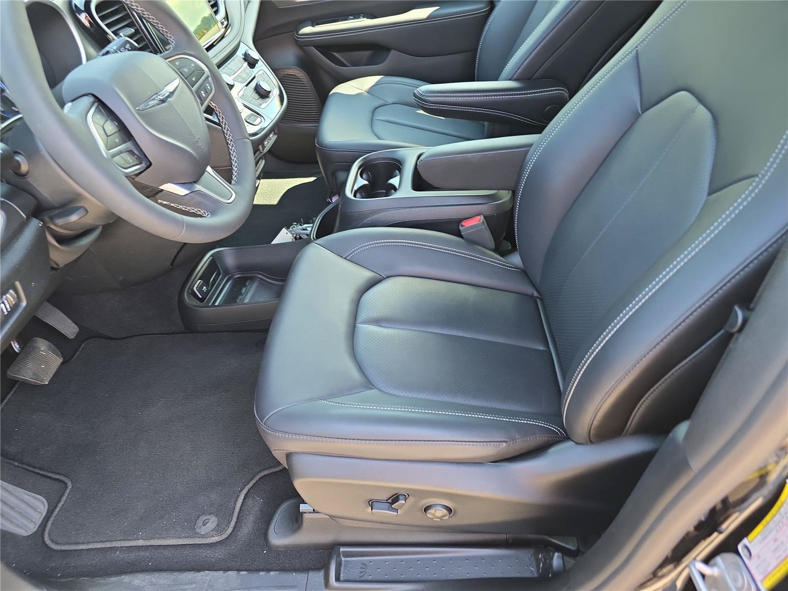 Used 2025 Chrysler Pacifica Select AWD/4WD image 20