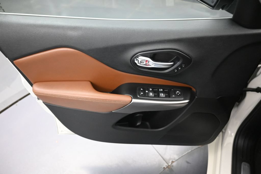 Used 2019 Jeep Cherokee Overland AWD/4WD image 25