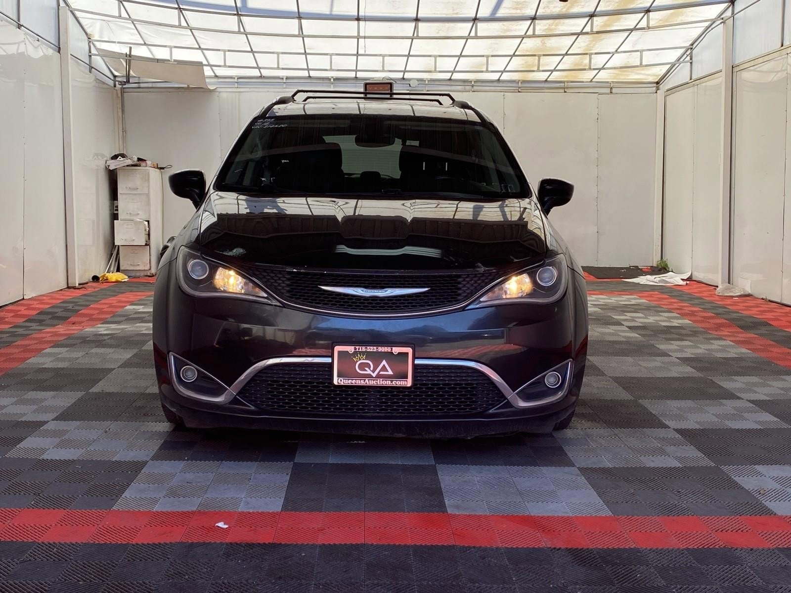 Used 2018 Chrysler Pacifica Touring-L w/ Premium Audio Group image 2