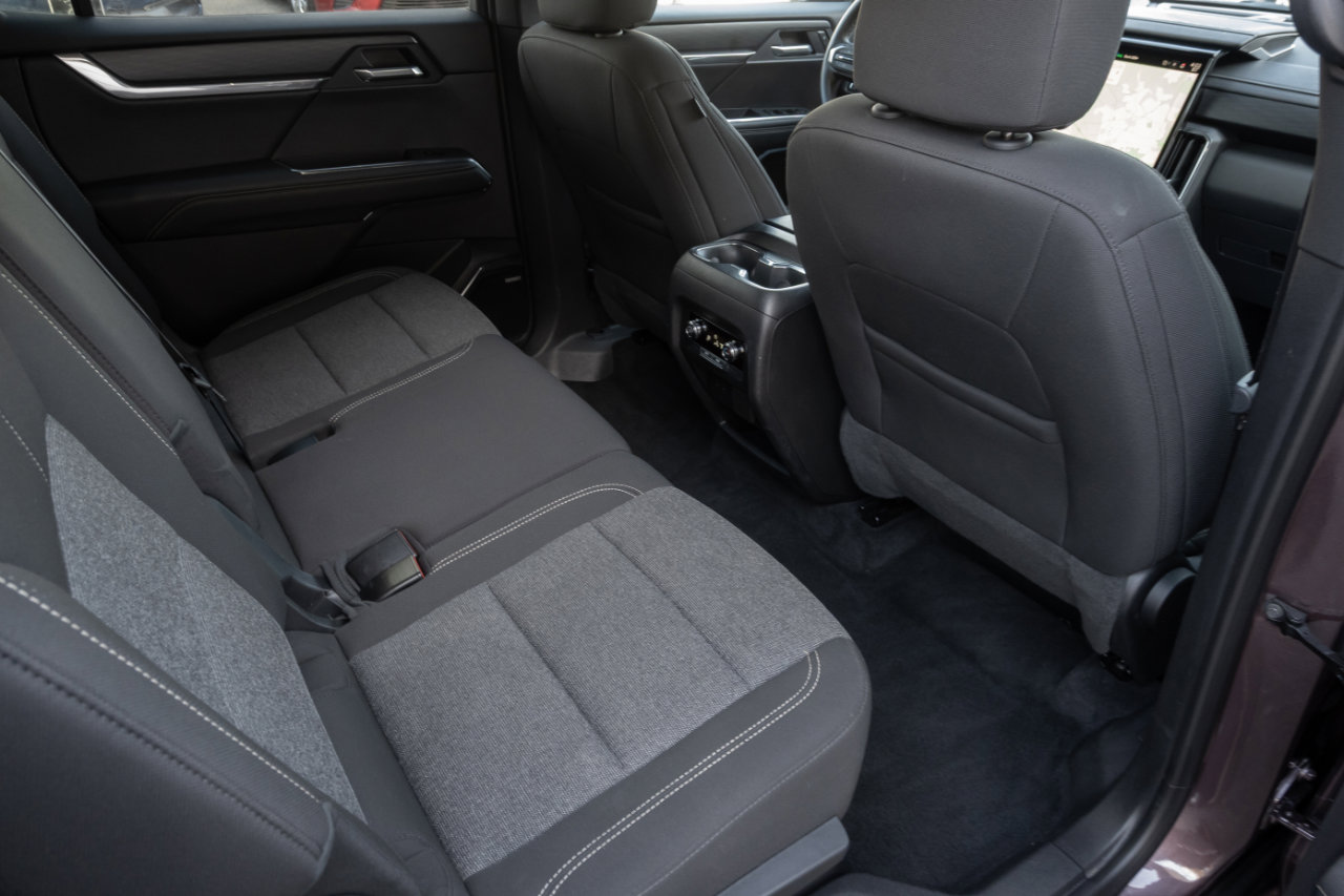 Used 2025 GMC Acadia Elevation image 35