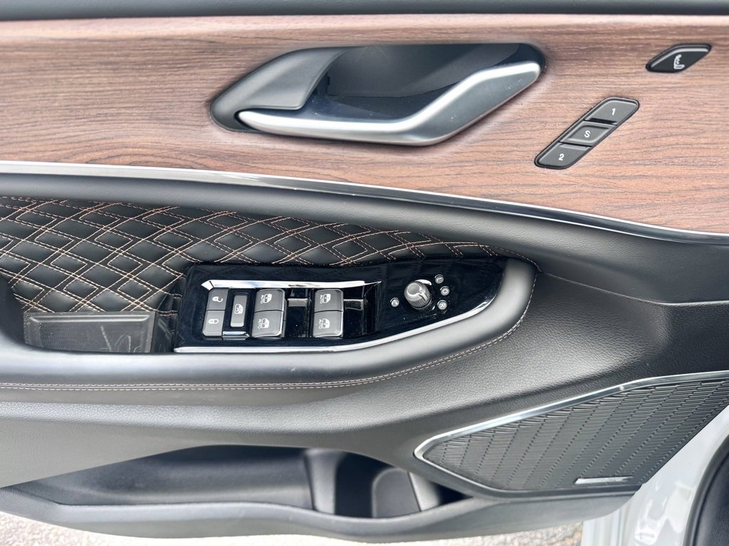 Certified 2022 Jeep Grand Cherokee L Summit w/ Luxury Tech Group V image 9