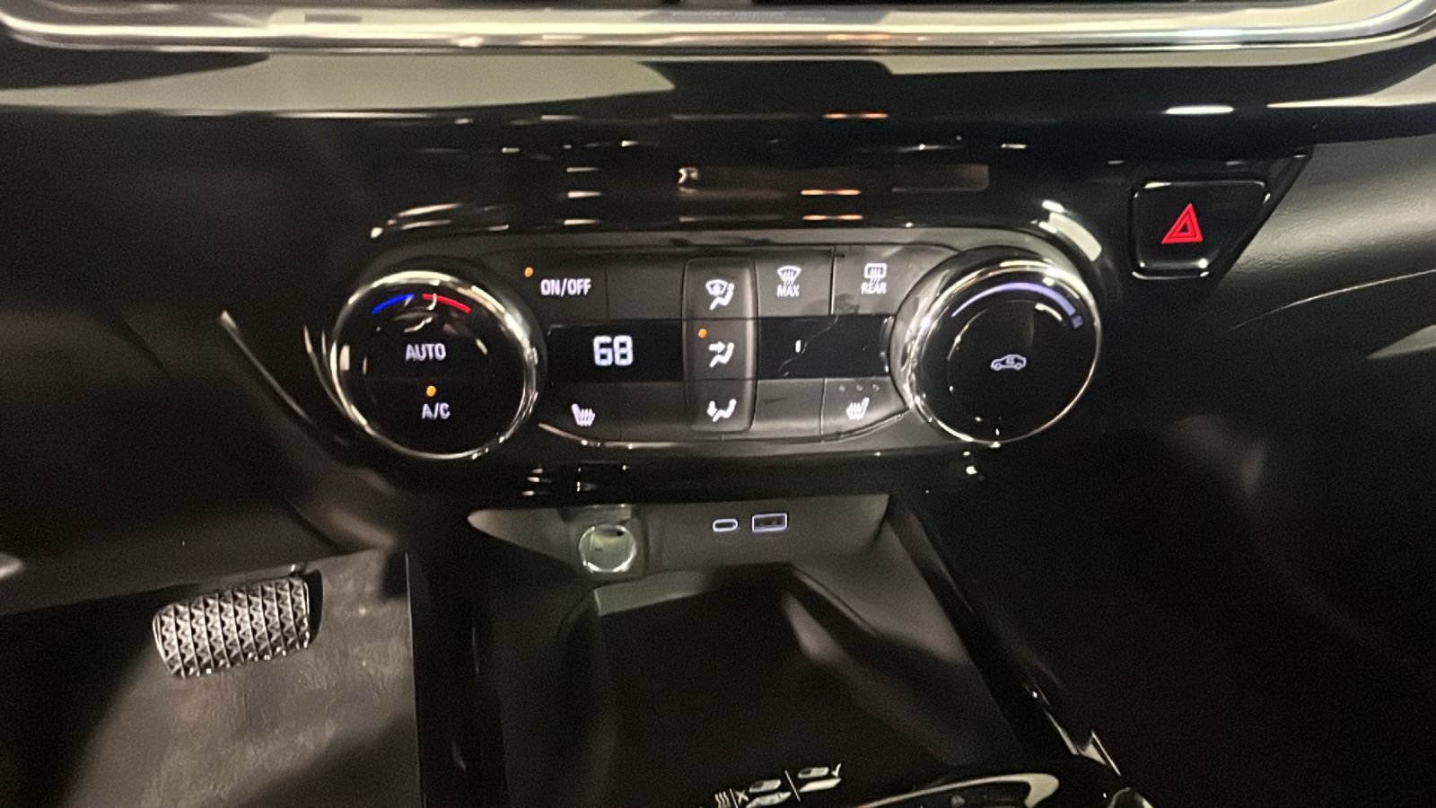 Used 2024 Chevrolet Trax RS w/ Sunroof Package FWD image 25