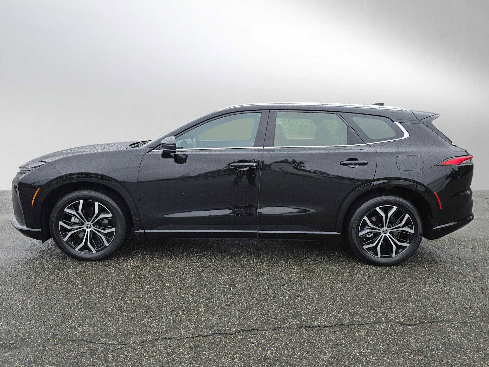 Used 2025 Toyota Crown Signia XLE image 4