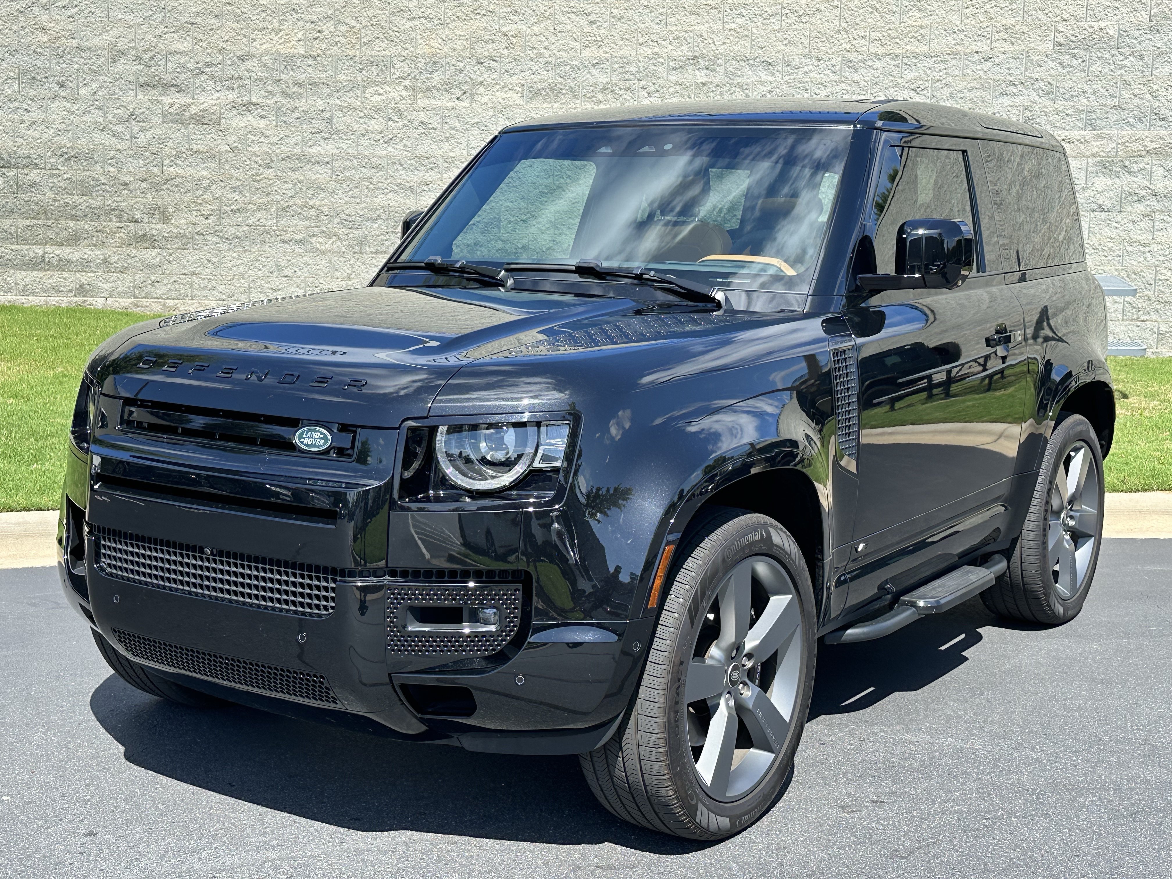 Certified 2024 Land Rover Defender 90 V8 AWD/4WD image 1