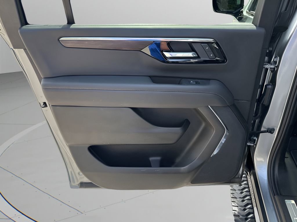 Used 2025 Chevrolet Suburban Z71 image 17