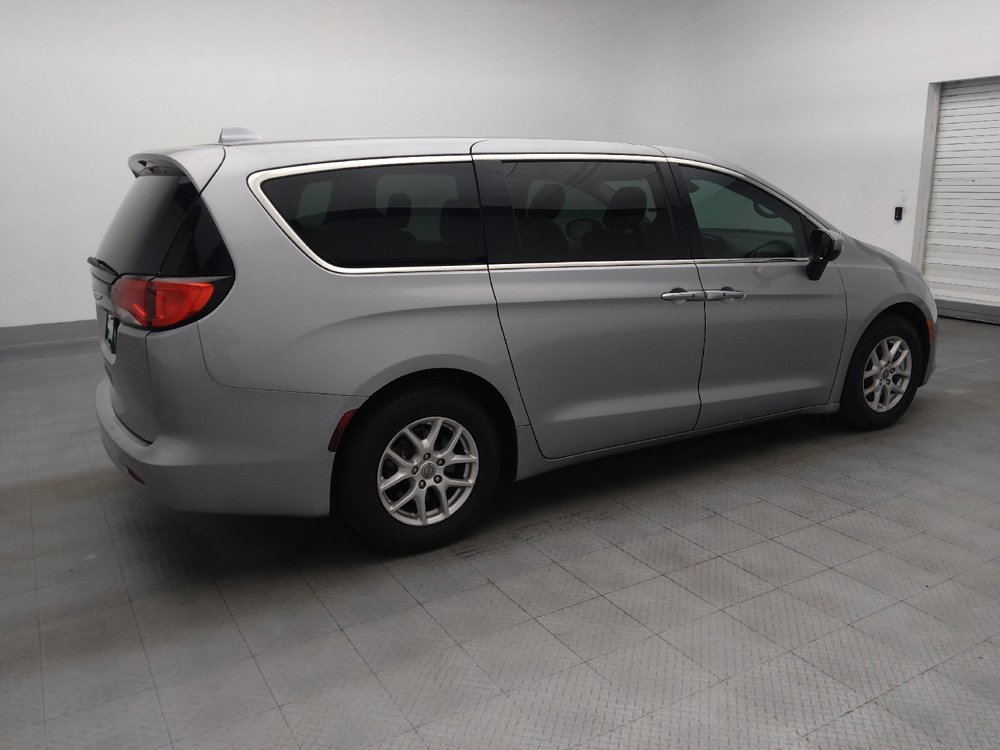 Used 2017 Chrysler Pacifica Touring FWD image 10