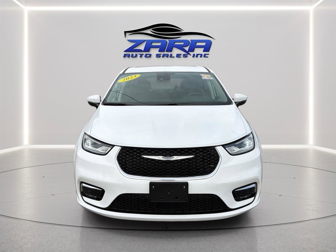 Used 2023 Chrysler Pacifica Touring-L image 2