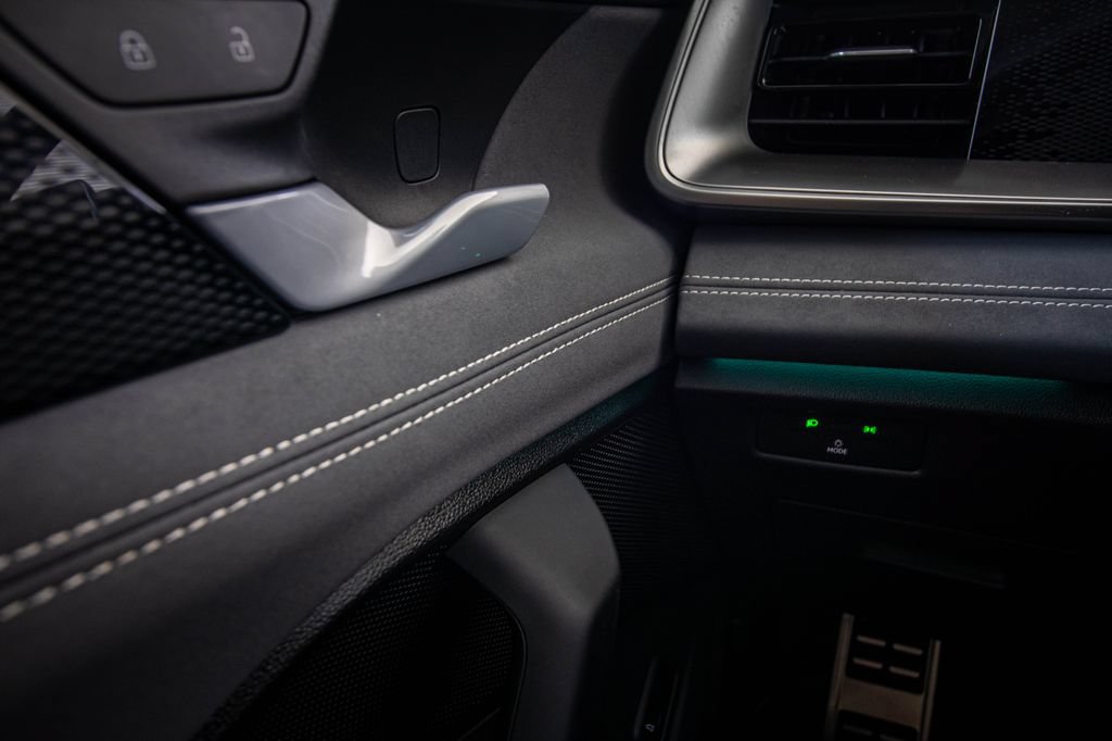 Certified 2025 Volkswagen Tiguan SE R-Line FWD image 34
